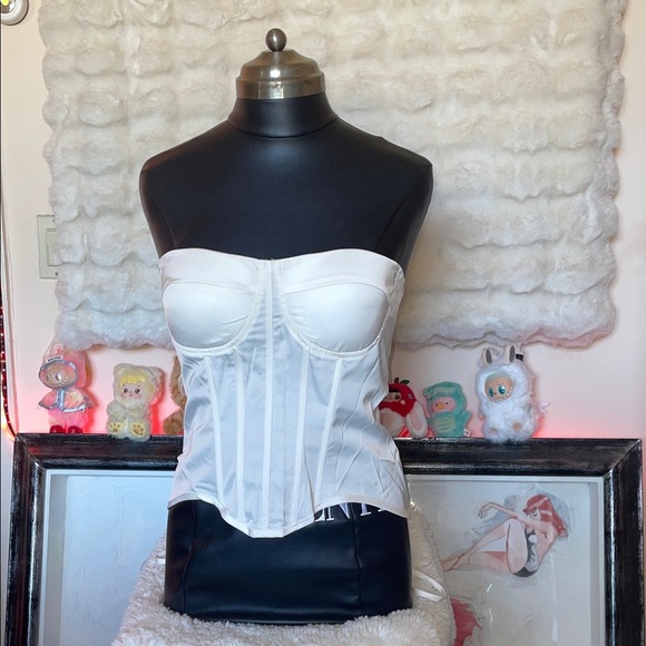 White Strapless Corset Top this is NWOT more top than corset - Picture 3 of 8